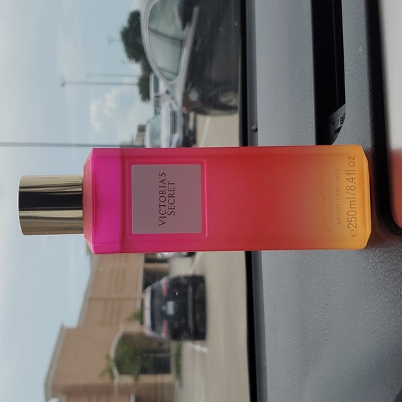 Victoria's Secret Bombshell Paradise Fragrance Mist. 8.4 fl oz. - Picture 2 of 2